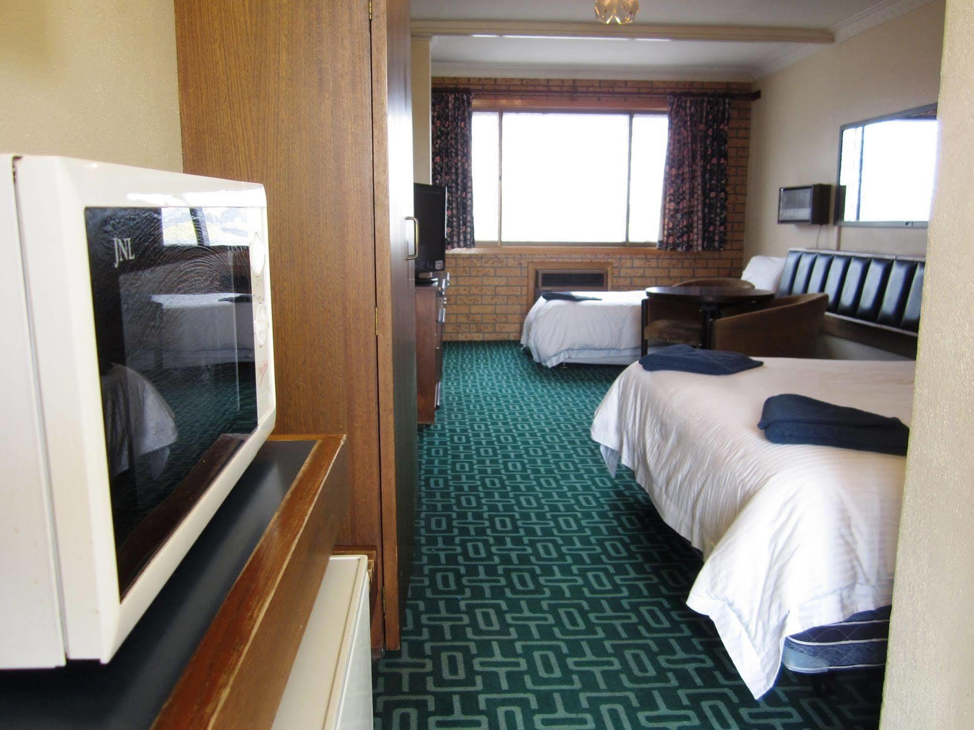 Canberra Lyneham Motor Inn Екстериор снимка