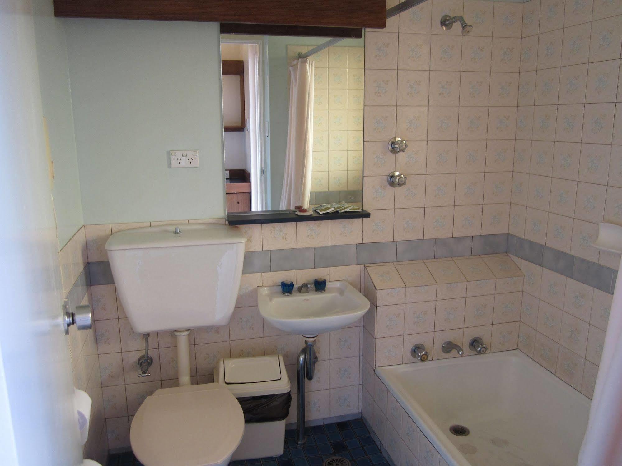 Canberra Lyneham Motor Inn Екстериор снимка