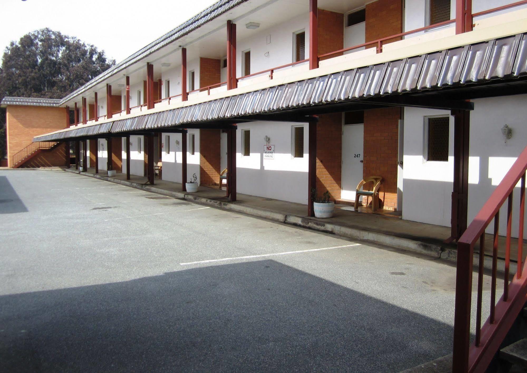 Canberra Lyneham Motor Inn Екстериор снимка